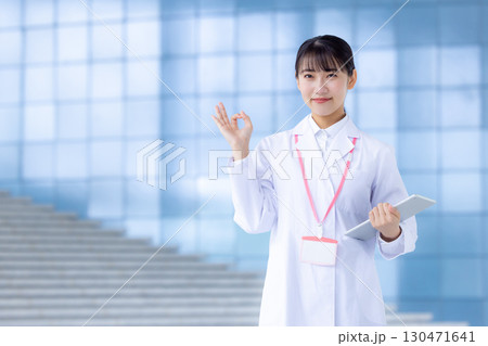 白衣を着ている女性のポートレート 白衣を着ている女性のポートレート 130471641