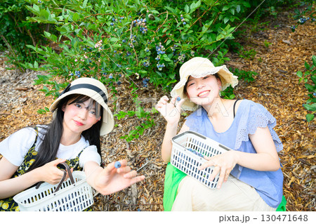 自撮りを楽しむ3人の女子友達 130471648