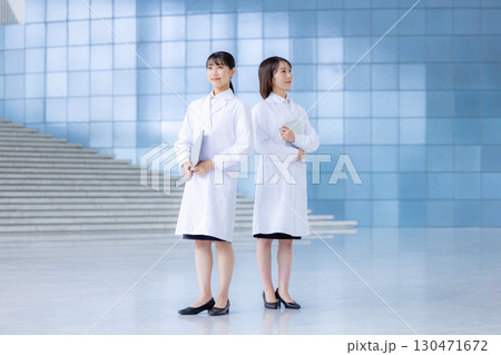 白衣を着ている女性のポートレート 白衣を着ている女性のポートレート 130471672