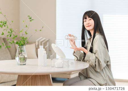 肌を保湿するためにスキンケアする女性(化粧水,メイク落とし,エイジングケア) 肌を保湿するためにスキンケアする女性(化粧水,メイク落とし,エイジングケア) 130471726
