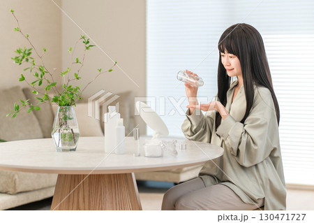 肌を保湿するためにスキンケアする女性(化粧水,メイク落とし,エイジングケア) 肌を保湿するためにスキンケアする女性(化粧水,メイク落とし,エイジングケア) 130471727