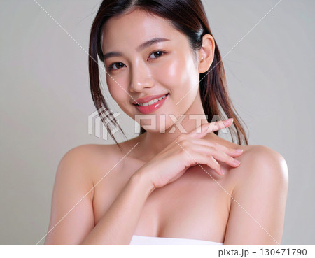 風呂上がりの若い女性/ Young woman after bath 風呂上がりの若い女性/ Young woman after bath 130471790