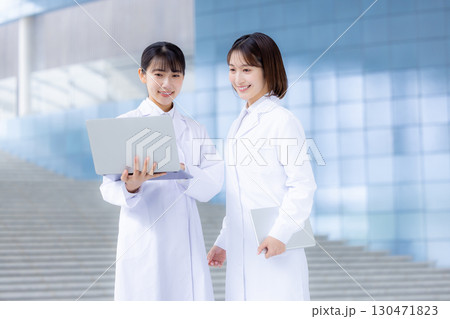 医療 白衣 パソコンを見ている女性 医療 白衣 パソコンを見ている女性 130471823