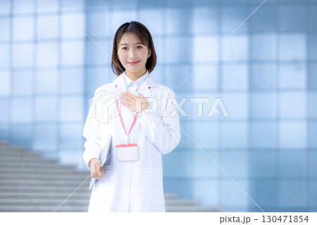 白衣を着ている女性のポートレート 130471854