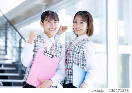 医療　事務員の制服を着ている女性のポートレート 130471878