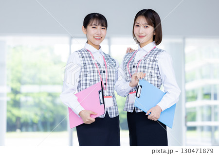 医療　事務員の制服を着ている女性のポートレート 130471879