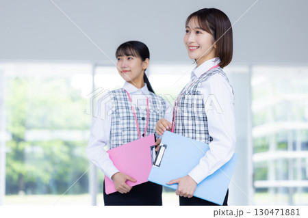 医療 事務員の制服を着ている女性のポートレート 医療 事務員の制服を着ている女性のポートレート 130471881