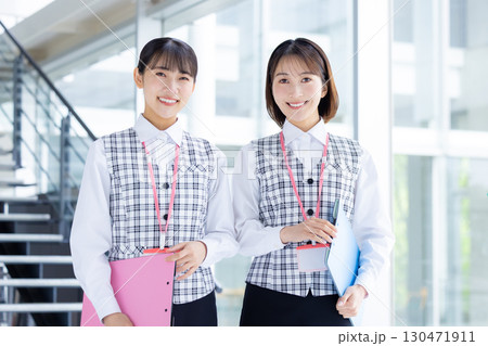 医療　事務員の制服を着ている女性のポートレート 130471911