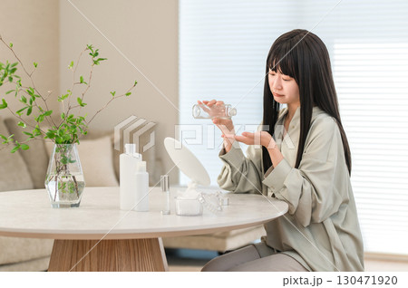 肌を保湿するためにスキンケアする女性（不満,悩み,肌トラブル） 130471920