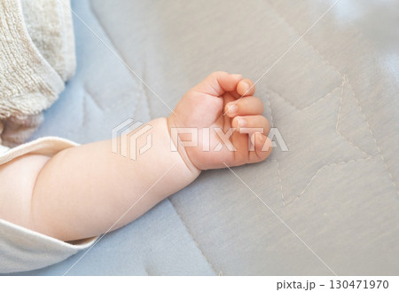 新生児 乳児 小さな手 新生児 乳児 小さな手 130471970