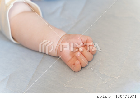 新生児　乳児　小さな手 130471971