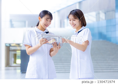 医療　看護師　タブレットを見ている女性 130471974