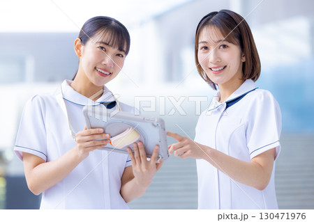 医療　看護師　タブレットを見ている女性 130471976
