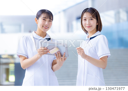 医療 看護師 タブレットを見ている女性 医療 看護師 タブレットを見ている女性 130471977