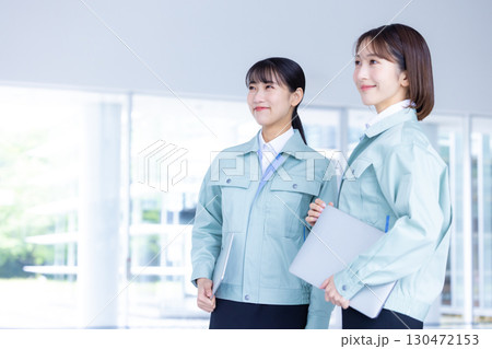 ビジネス　作業服を着ている女性 130472153