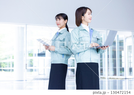 ビジネス 作業服を着ている女性 ビジネス 作業服を着ている女性 130472154