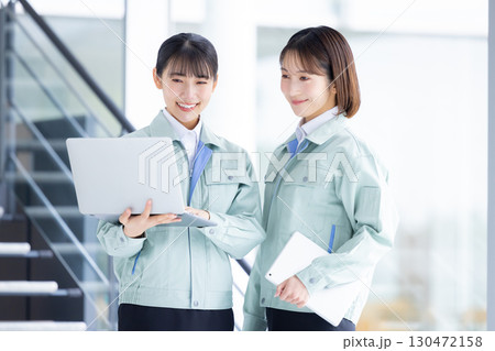 ビジネス 作業服を着ている女性 ビジネス 作業服を着ている女性 130472158