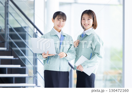 ビジネス　作業服を着ている女性 130472160