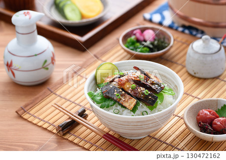 香ばしい鯖茶漬け　焼き鯖ジャーキーをのせたご飯に熱々のお茶を注ぐ和食の定番料理イメージ 130472162