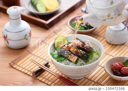 香ばしい鯖茶漬け　焼き鯖ジャーキーをのせたご飯に熱々のお茶を注ぐ和食の定番料理イメージ 130472166