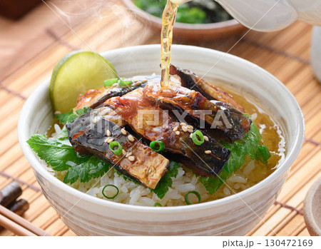香ばしい鯖茶漬け　焼き鯖ジャーキーをのせたご飯に熱々のお茶を注ぐ和食の定番料理イメージ 130472169