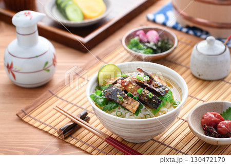 香ばしい鯖茶漬け　焼き鯖ジャーキーをのせたご飯に熱々のお茶を注ぐ和食の定番料理イメージ 130472170