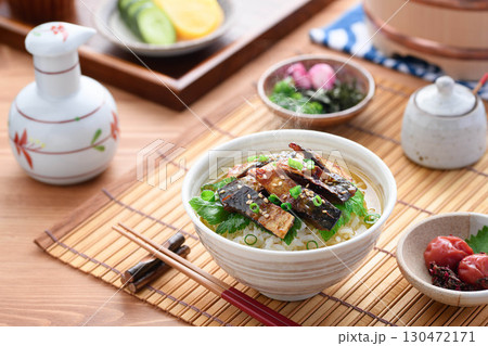 香ばしい鯖茶漬け　焼き鯖ジャーキーをのせたご飯に熱々のお茶を注ぐ和食の定番料理イメージ 130472171