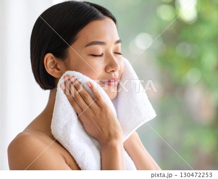 風呂上がりの若い女性/ Young woman after bath	 130472253