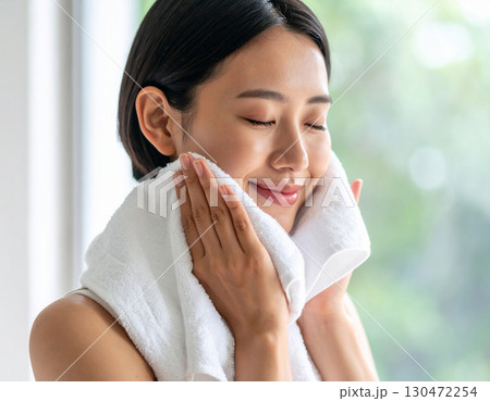 風呂上がりの若い女性/ Young woman after bath	 130472254