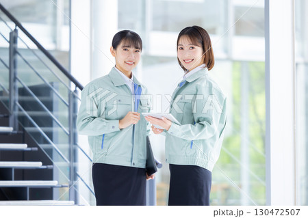 ビジネス　作業服を着ている女性 130472507
