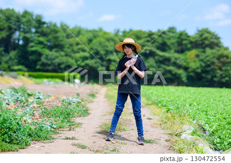 高原で水分補給する女の子　アウトドア・健康イメージ 130472554