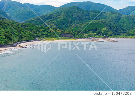 青い海と砂浜が広がる自然豊かな恋ヶ浦の風景（宮崎県串間市） 130473208