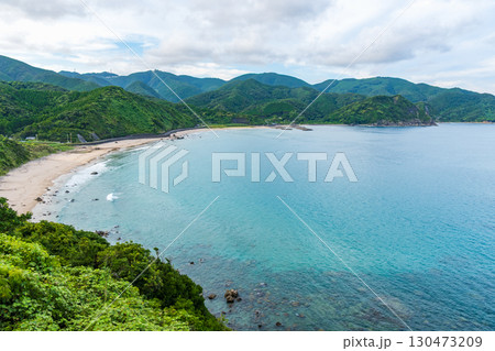 青い海と砂浜が広がる自然豊かな恋ヶ浦の風景（宮崎県串間市） 130473209