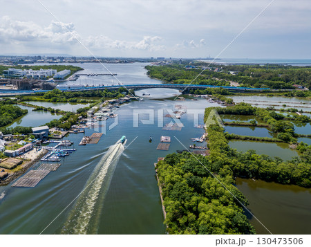漁光大橋、鯤鯓湖と漁光島の海岸線の空撮。台南市安平区、台湾 130473506