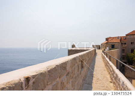 ヨーロッパ、クロアチアのドゥブロヴニクの旧市街の城壁の風景 130473524