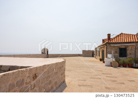 ヨーロッパ、クロアチアのドゥブロヴニクの旧市街の城壁の風景 130473525