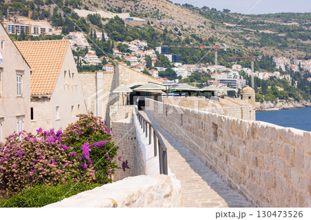 ヨーロッパ、クロアチアのドゥブロヴニクの旧市街の城壁の風景 ヨーロッパ、クロアチアのドゥブロヴニクの旧市街の城壁の風景 130473526