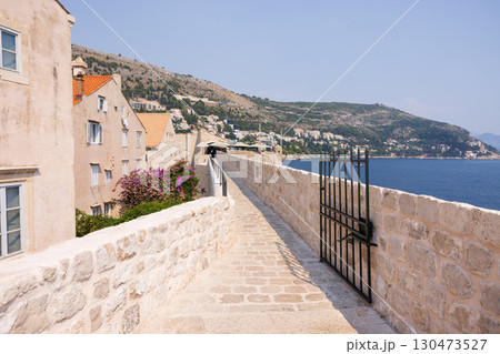 ヨーロッパ、クロアチアのドゥブロヴニクの旧市街の城壁の風景 130473527