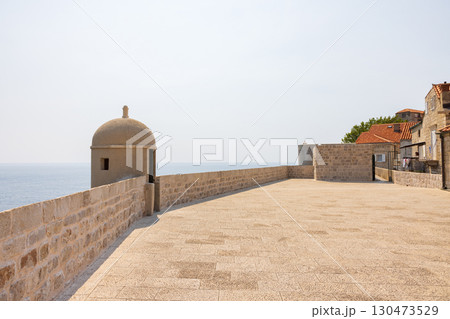 ヨーロッパ、クロアチアのドゥブロヴニクの旧市街の城壁の風景 ヨーロッパ、クロアチアのドゥブロヴニクの旧市街の城壁の風景 130473529