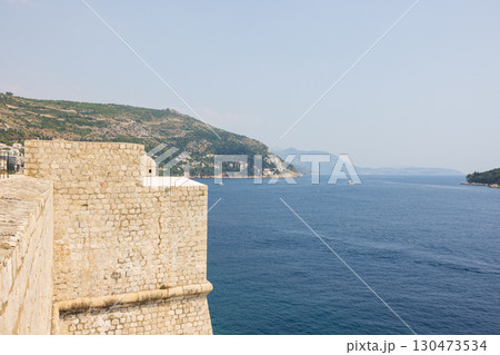 ヨーロッパ、クロアチアのドゥブロヴニクの旧市街の城壁の風景 ヨーロッパ、クロアチアのドゥブロヴニクの旧市街の城壁の風景 130473534