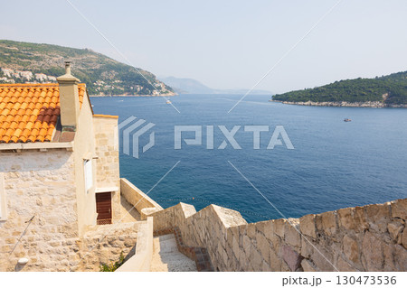ヨーロッパ、クロアチアのドゥブロヴニクの旧市街の城壁の風景 ヨーロッパ、クロアチアのドゥブロヴニクの旧市街の城壁の風景 130473536