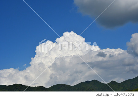 青空と白い雲、夏の雲 130473572