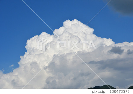 青空と白い雲、夏の雲 青空と白い雲、夏の雲 130473573