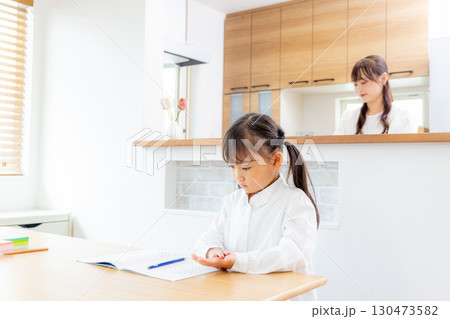勉強をする小学生の女の子 130473582