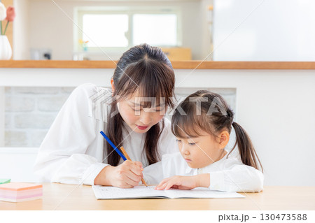 リビングで勉強をする女の子と母親 リビングで勉強をする女の子と母親 130473588