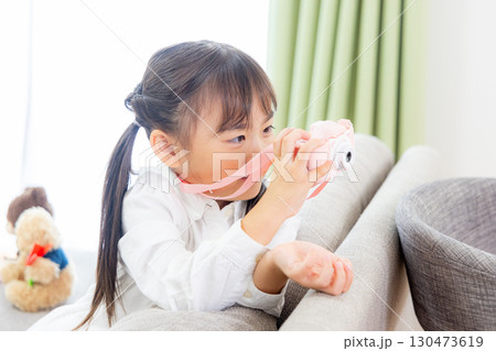 カメラを構える子供 130473619