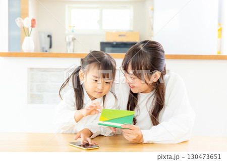 子供と通帳を見るお母さん 130473651