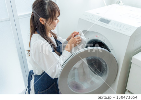 洗濯をする主婦 洗濯をする主婦 130473654