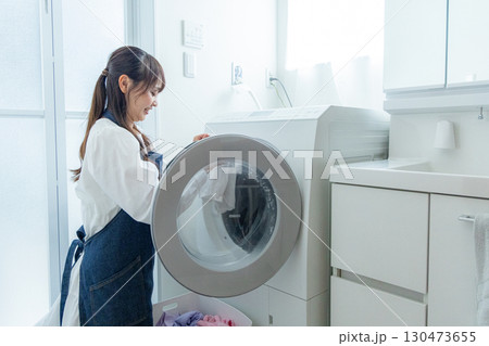 洗濯をする主婦 130473655