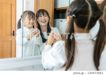洗面所で手を洗う親子 130473661